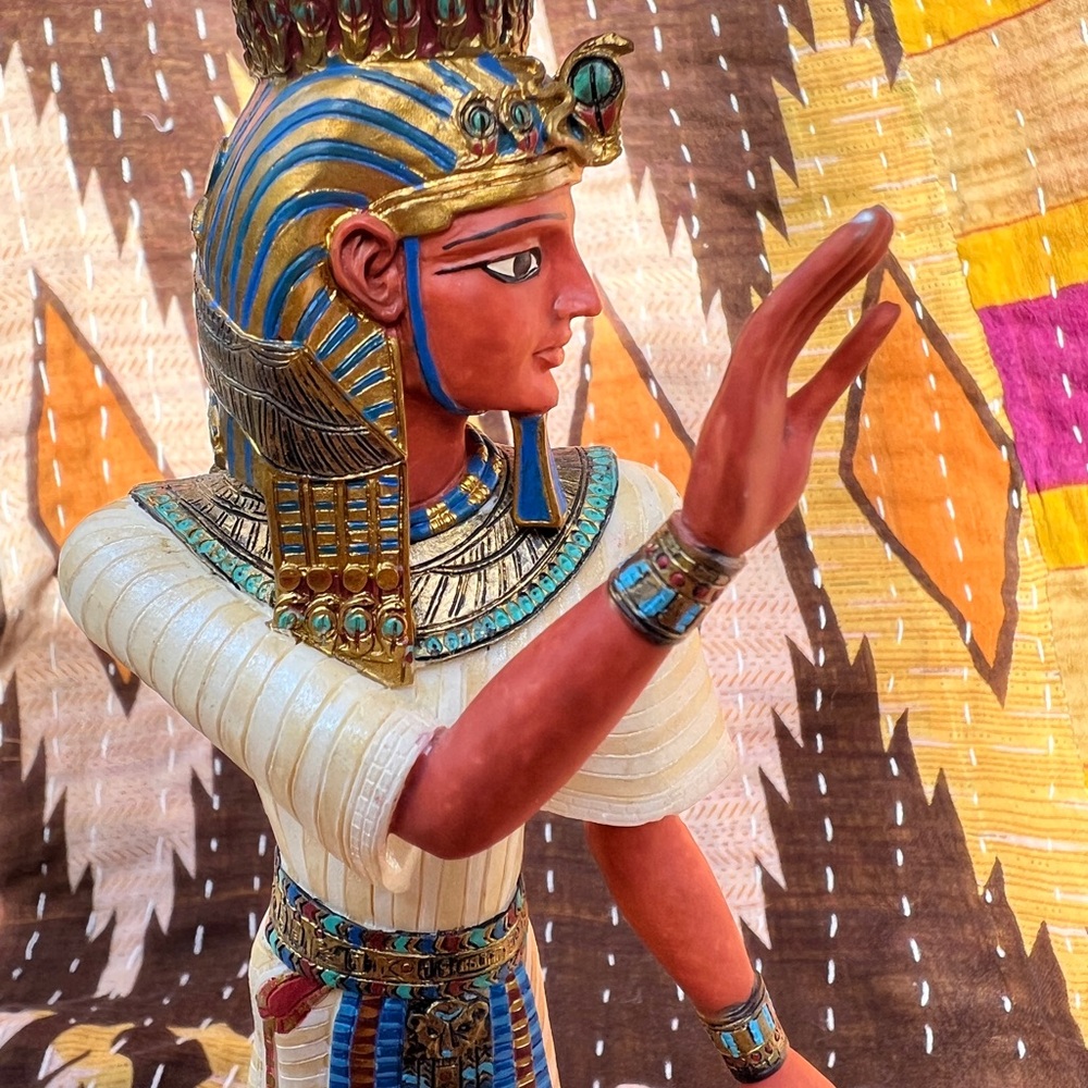 EGYPTIAN PHARAOH STATUE